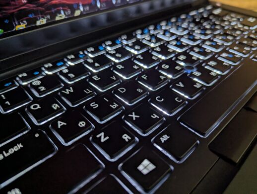 Ультрабук Dell Latitude 5480 / 14" (1920x1080) IPS Touch / Intel Core i5-7440HQ (4 ядра по 2.8 - 3.8 GHz) / 16 GB DDR4 / 512 GB SSD / nVidia GeForce 930MX, 2 GB DDR3, 64-bit / WebCam / Windows 10 Ультрабук Dell Latitude 5480 / 14" (1920x1080) IPS Touch / Intel Core i5-7440HQ (4 ядра по 2.8 - 3.8 GHz) / 16 GB DDR4 / 512 GB SSD / nVidia GeForce 930MX, 2 GB DDR3, 64-bit / WebCam / Windows 10