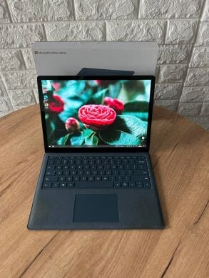 Ультрабук Б-класс Microsoft Surface Laptop 2 / 13.5" (2256x1504) IPS Touch / Intel Core i5-8250U (4 (8) ядра по 1.6 - 3.4 GHz) / 8 GB DDR3 / 256 GB SSD M.2 / Intel UHD Graphics 620 / WebCam / HDMI
