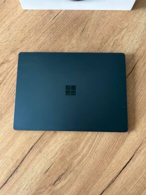 Ультрабук Б-класс Microsoft Surface Laptop 2 / 13.5" (2256x1504) IPS Touch / Intel Core i5-8250U (4 (8) ядра по 1.6 - 3.4 GHz) / 8 GB DDR3 / 256 GB SSD M.2 / Intel UHD Graphics 620 / WebCam / HDMI
