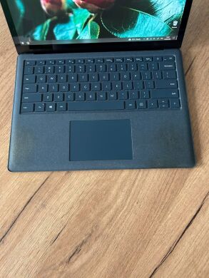 Ультрабук Б-класс Microsoft Surface Laptop 2 / 13.5" (2256x1504) IPS Touch / Intel Core i5-8250U (4 (8) ядра по 1.6 - 3.4 GHz) / 8 GB DDR3 / 256 GB SSD M.2 / Intel UHD Graphics 620 / WebCam / HDMI