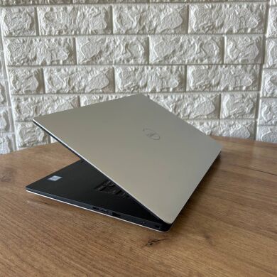 Мобільна робоча станція Dell Precision 5540 / 15.6" (3840x2160) IPS Touch / Intel Core i7-9850H (6 (12) ядер по 2.6 - 4.6 GHz) / 16 GB DDR4 / 256 GB SSD / nVidia Quadro T1000, 4 GB GDDR5, 128-bit / WebCam