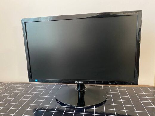 Монитор Б-класс Samsung SyncMaster S22B150N / 21.5" (1920x1080) TN / VGA + Блок питания и кабель питания