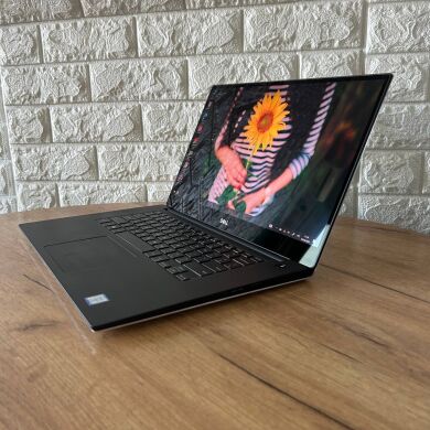 Мобільна робоча станція Dell Precision 5540 / 15.6" (3840x2160) IPS Touch / Intel Core i7-9850H (6 (12) ядер по 2.6 - 4.6 GHz) / 16 GB DDR4 / 256 GB SSD / nVidia Quadro T1000, 4 GB GDDR5, 128-bit / WebCam