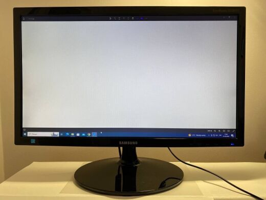 Монитор Б-класс Samsung SyncMaster S22B150N / 21.5" (1920x1080) TN / VGA + Блок питания и кабель питания