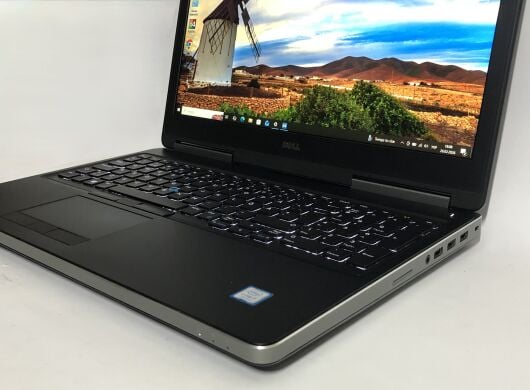 Мобильная рабочая станция Dell Precision 7520 / 15.6" (1920x1080) IPS / Intel Core i7-7820HQ (4 (8) ядра по 2.9 - 3.9 GHz) / 16 GB DDR4 / 256 GB SSD / nVidia Quadro M2200, 4 GB GDDR5, 128-bit / WebCam / Win 10 Pro