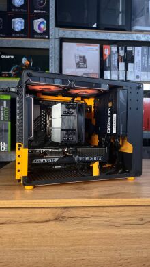 Сборка под заказ: новый игровой ПК Jonsbo Z20 Black/Orange Tower / AMD Ryzen 7 7700 (8 (16) ядер по 3.8 - 5.3 GHz) / 32 GB DDR5 / 1000 GB SSD M.2 / nVidia GeForce RTX 5070, 12 GB GDDR7, 192-bit / 750W Сборка под заказ: новый игровой ПК Jonsbo Z20 Black/Orange Tower / AMD Ryzen 7 7700 (8 (16) ядер по 3.8 - 5.3 GHz) / 32 GB DDR5 / 1000 GB SSD M.2 / nVidia GeForce RTX 5070, 12 GB GDDR7, 192-bit / 750W