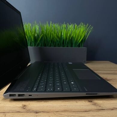 Мобильная рабочая станция HP ZBook 15v G5 / 15.6" (1920x1080) IPS / Intel Core i7-8750H (6 (12) ядер по 2.2 - 4.1 GHz) / 16 GB DDR4 / 512 GB SSD M.2 + 256 GB SSD / nVidia Quadro P600, 4 GB GDDR5, 128-bit / WebCam / HDMI