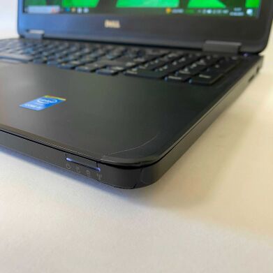 Ноутбук Б-клас Dell Latitude E5550 / 15.6" (1920x1080) IPS / Intel Core i5-5300U (2 (4) ядра по 2.3 - 2.9 GHz) / 16 GB DDR3 / 240 GB SSD / nVidia GeForce 830M, 2 GB DDR3, 64-bit / WebCam / HDMI