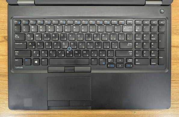 Ноутбук Dell Latitude 5580 / 15.6" (1366x768) TN / Intel Core i7-7820HQ (4 (8) ядра по 2.9 - 3.9 GHz) / 8 GB DDR4 / 256 GB SSD / Intel HD Graphics 630 / WebCam / Windows 10