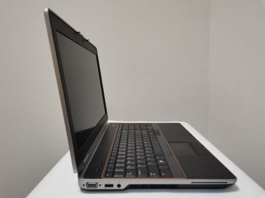 Ноутбук Dell Latitude E6520 / 15.6" (1920x1080) TN / Intel Core i7-2620M (2 (4) ядра по 2.7 - 3.4 GHz) / 8 GB DDR3 / 500 GB HDD / nVidia NVS 4200M 512 MB, DDR3, 64-bit / WebCam 