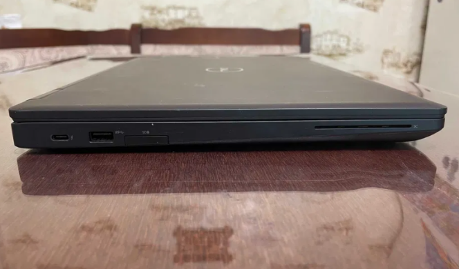 Робоча станція Dell Precision 3530 / 15.6" (1920x1080) IPS / Intel Core i7-8850H (6 (12) ядра по 2.6 - 4.3 GHz) / 16 GB DDR4 / 256 GB SSD / nVidia Quadro P600, 4 GB GDDR5, 128-bit / WebCam