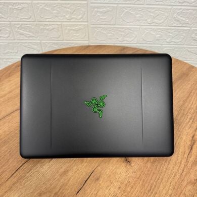 Ігровий ноутбук Б-клас Razer Blade 14 RZ09-0195 / 14" (1920x1080) IPS / Intel Core i7-7700HQ (4 (8) ядра по 2.8 - 3.8 GHz) / 16 GB DDR4 / 256 GB SSD NVMe / nVidia GeForce GTX 1060, 6 GB GDDR5, 192-bit / WebCam