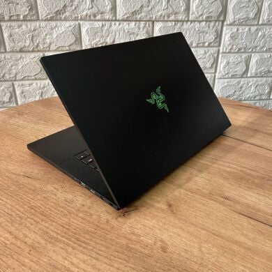 Ігровий ноутбук Б-клас Razer Blade 15 RZ09-0367 / 15.6" (1920x1080) IPS / Intel Core i7-8750H (6 (12) ядер по 2.2 - 4.1 GHz) / 16 GB DDR4 / 512 GB SSD / nVidia GeForce GTX 1070 Max-Q, 8 GB GDDR5, 256-bit / WebCam