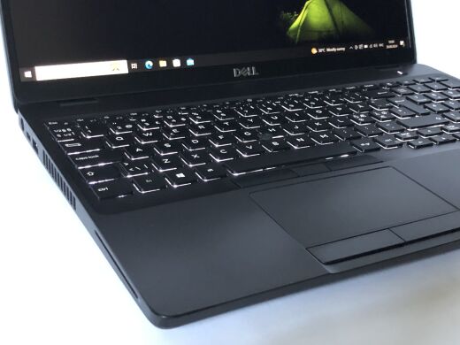 Мобільна робоча станція Б-клас Dell Precision 3541 / 15.6" (1920x1080) IPS / Intel Core i7-9850H (6 (12) ядер по 2.6 - 4.6 GHz) / 16 GB DDR4 / 1000 GB SSD / nVidia Quadro P620, 4 GB GDDR5, 128-bit / WebCam / Win 10 Pro