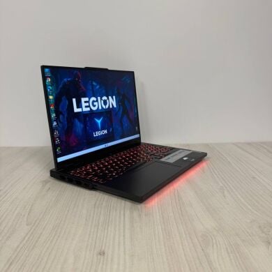 Игровой ноутбук Б-класс Lenovo Legion Pro 7 16IRX8H / 16" (2560x1600) IPS / Intel Core i9-13900HX (24 (32) ядра по 3.9 - 5.4 GHz) / 32 GB DDR5 / 1000 GB SSD NVMe / nVidia GeForce RTX 4090, 16 GB GDDR6, 256-bit / WebCam Игровой ноутбук Б-класс Lenovo Legion Pro 7 16IRX8H / 16" (2560x1600) IPS / Intel Core i9-13900HX (24 (32) ядра по 3.9 - 5.4 GHz) / 32 GB DDR5 / 1000 GB SSD NVMe / nVidia GeForce RTX 4090, 16 GB GDDR6, 256-bit / WebCam