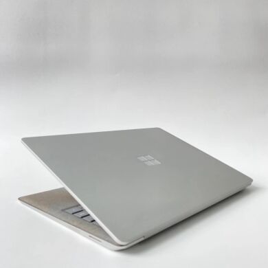 Ультрабук Б-клас Microsoft Surface Laptop / 13.5" (2256x1504) IPS Touch / Intel Core i5-7300U (2 (4) ядра по 2.6 - 3.5 GHz) / 8 GB DDR3 / 128 GB SSD M.2 / Intel HD Graphics 620 / WebCam + Бездротова мишка Ультрабук Б-клас Microsoft Surface Laptop / 13.5" (2256x1504) IPS Touch / Intel Core i5-7300U (2 (4) ядра по 2.6 - 3.5 GHz) / 8 GB DDR3 / 128 GB SSD M.2 / Intel HD Graphics 620 / WebCam + Бездротова мишка