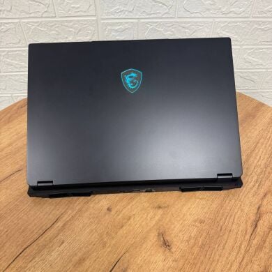 Игровой ноутбук Б-класс MSI Stealth 18 AI Studio A1VHG / 18" (3840x2400) IPS / Intel Core Ultra 9 185H (16 (22) ядер по 1.8 - 5.1 GHz) / 32 GB DDR5 / 1000 GB SSD / nVidia GeForce RTX 4080, 12 GB GDDR6, 192-bit / WebCam Игровой ноутбук Б-класс MSI Stealth 18 AI Studio A1VHG / 18" (3840x2400) IPS / Intel Core Ultra 9 185H (16 (22) ядер по 1.8 - 5.1 GHz) / 32 GB DDR5 / 1000 GB SSD / nVidia GeForce RTX 4080, 12 GB GDDR6, 192-bit / WebCam