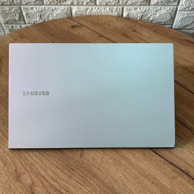 Ультрабук Samsung Galaxy Book Ion Silver NP950XCJ-K02US / 15.6" (1920x1080) IPS / Intel Core i7-10510U (4 (8) ядра по 1.8 - 4.9 GHz) / 16 GB DDR4 / 512 GB SSD / Intel UHD Graphics / WebCam Ультрабук Samsung Galaxy Book Ion Silver NP950XCJ-K02US / 15.6" (1920x1080) IPS / Intel Core i7-10510U (4 (8) ядра по 1.8 - 4.9 GHz) / 16 GB DDR4 / 512 GB SSD / Intel UHD Graphics / WebCam
