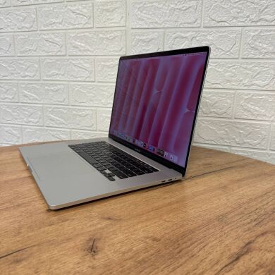 Ігровий ультрабук Apple MacBook Pro 16 2019 A2141 / 16" (3072x1920) IPS / Intel Core i9-9980HK (8 (16) ядер по 2.3 - 5.0 GHz) / 32 GB DDR4 / 1000 GB SSD / AMD Radeon Pro 5500M, 8 GB GDDR6, 128-bit / WebCam / MacOS
