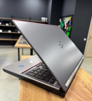 Мобильная рабочая станция Fujitsu Celsius H760 / 15.6" (1920x1080) IPS / Intel Core i7-6820HQ (4 (8) ядра по 2.7 - 3.6 GHz) / 32 GB DDR4 / 1000 GB SSD / nVidia Quadro M2000M, 4 GB GDDR5, 128-bit / WebCam / Win 10 Pro