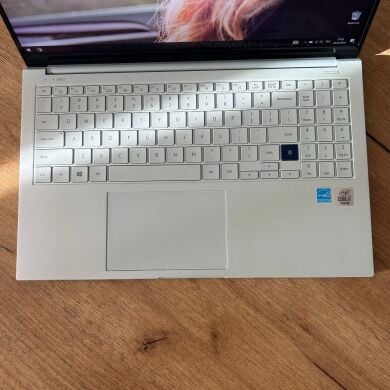 Ультрабук Samsung Galaxy Book Ion Silver NP950XCJ-K02US / 15.6" (1920x1080) IPS / Intel Core i7-10510U (4 (8) ядра по 1.8 - 4.9 GHz) / 16 GB DDR4 / 512 GB SSD / Intel UHD Graphics / WebCam Ультрабук Samsung Galaxy Book Ion Silver NP950XCJ-K02US / 15.6" (1920x1080) IPS / Intel Core i7-10510U (4 (8) ядра по 1.8 - 4.9 GHz) / 16 GB DDR4 / 512 GB SSD / Intel UHD Graphics / WebCam