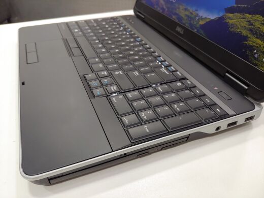 Dell Latitude E6540 / 15.6" (1920x1080) TN / Intel Core i7-4610M (2(4) ядра по 3.0 - 3.7 GHz) / 8 GB DDR3 / 240 GB SSD / Intel HD Graphics 4600 / DVD-ROM