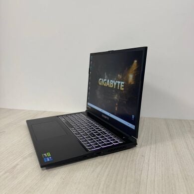 Игровой ноутбук Б-класс Gigabyte G6 KF / 16" (1920x1200) IPS / Intel Core i7-13620H (10 (16) ядер по 3.6 - 4.9 GHz) / 16 GB DDR4 / 512 GB SSD / nVidia GeForce RTX 4060, 8 GB GDDR6, 128-bit / WebCam