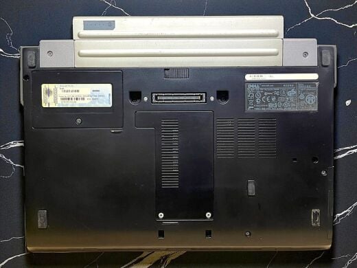 Ноутбук Б-клас Dell Latitude E4310 / 13.3" (1366x768) TN / Intel Core i5-520M (2 (4) ядра по 2.4 - 2.93 GHz) / 4 GB DDR3 / 250 GB HDD / Intel HD Graphics / WebCam