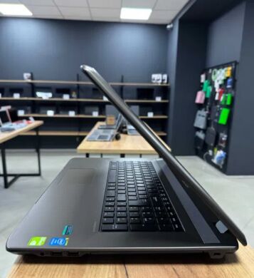 Ноутбук Medion Akoya P7631 / 17.3" (1600x900) TN / Intel Pentium 3550M (2 ядра по 2.3 GHz) / 8 GB DDR3 / 256 GB SSD / nVidia GeForce 825M, 1 GB DDR3, 64-bit / WebCam / Win 10 Home / АКБ не держит