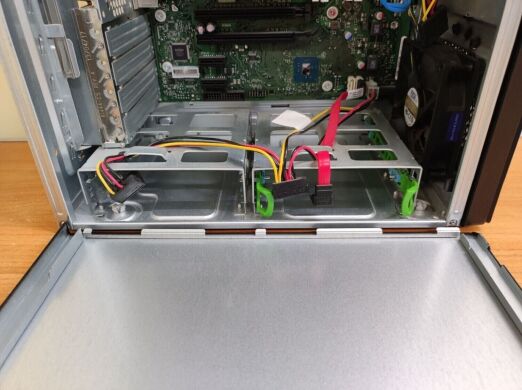 Компьютер Fujitsu Esprimo P757/E90+ Tower / Intel Core i5-6500 (4 ядра по 3.2 - 3.6 GHz) / 16 GB DDR4 / 240 GB SSD / Intel HD Graphics 530 / 280W / DisplayPort / DVI