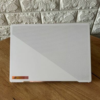 Ігровий ноутбук Asus ROG Zephyrus G14 GA402NU White / 14" (2160x1440) IPS / AMD Ryzen 7 7735HS (8 (16) ядер по 3.2 - 4.75 GHz) / 32 GB DDR5 / 512 GB SSD / nVidia GeForce RTX 4050, 6 GB GDDR6, 96-bit / WebCam