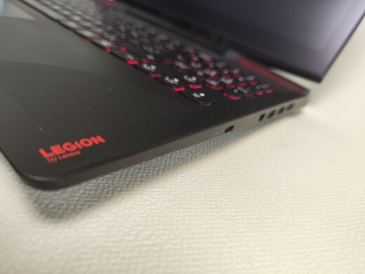 Ігровий ноутбук Lenovo Legion Y720-15ISK / 15.6" (1920x1080) IPS / Intel Core i7-7700HQ (4 (8) ядра по 2.8 - 3.8 GHz) / 16 GB DDR4 / 256 GB SSD / nVidia GeForce GTX 1060, 6 GB GDDR5, 192-bit / WebCam Ігровий ноутбук Lenovo Legion Y720-15ISK / 15.6" (1920x1080) IPS / Intel Core i7-7700HQ (4 (8) ядра по 2.8 - 3.8 GHz) / 16 GB DDR4 / 256 GB SSD / nVidia GeForce GTX 1060, 6 GB GDDR5, 192-bit / WebCam
