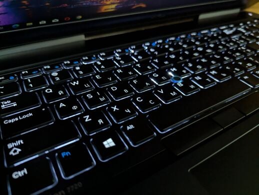 Мобільна робоча станція Dell Precision 7720 / 17.3" (1920x1080) IPS / Intel Core i7-7820HQ (4 (8) ядра по 2.9 - 3.9 GHz) / 64 GB DDR4 / 1000 GB SSD + 2000 GB HDD / nVidia Quadro P5000, 16 GB GDDR5X, 256-bit / WebCam / Windows 10