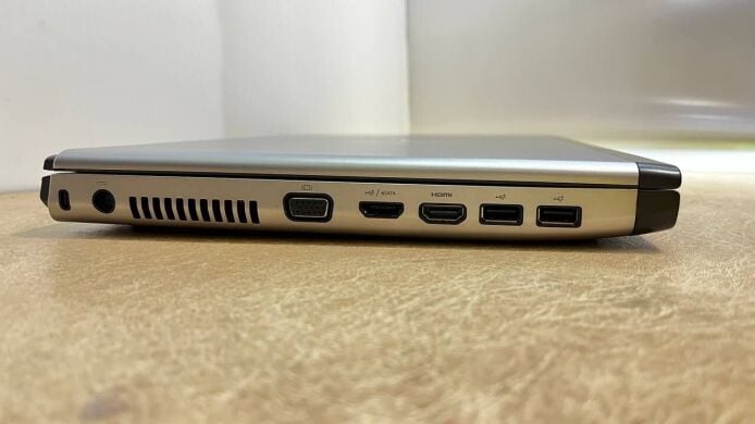 Ноутбук Dell Vostro 3500 / 15.6" (1366x768) TN / Intel Core i5-520M (2 (4) ядра по 2.4 - 2.93 GHz) / 8 GB DDR3 / 256 GB SSD / nVidia GeForce 310M, 512 MB DDR3, 64-bit / WebCam 