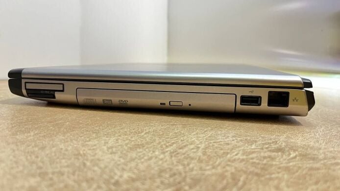 Ноутбук Dell Vostro 3500 / 15.6" (1366x768) TN / Intel Core i5-520M (2 (4) ядра по 2.4 - 2.93 GHz) / 8 GB DDR3 / 256 GB SSD / nVidia GeForce 310M, 512 MB DDR3, 64-bit / WebCam 