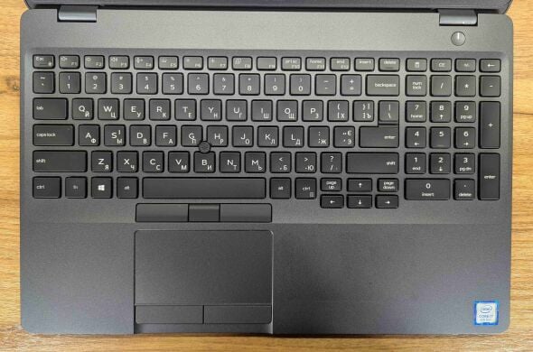 Ультрабук Dell Latitude 5500 / 15.6" (1366x768) TN / Intel Core i7-8665U (4 (8) ядра по 1.9 - 4.8 GHz) / 8 GB DDR4 / 256 GB SSD / Intel UHD Graphics / WebCam / Windows 10