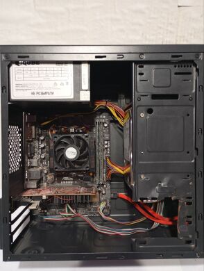 ПК Б-клас QUBE QB05M Tower / AMD Athlon X4 840 (4 ядра по 3.1 - 3.8 GHz) / 8 GB DDR3 / 500 GB HDD / AMD Radeon R7 240, 2 GB DDR3, 128-bit / 400W ПК Б-клас QUBE QB05M Tower / AMD Athlon X4 840 (4 ядра по 3.1 - 3.8 GHz) / 8 GB DDR3 / 500 GB HDD / AMD Radeon R7 240, 2 GB DDR3, 128-bit / 400W