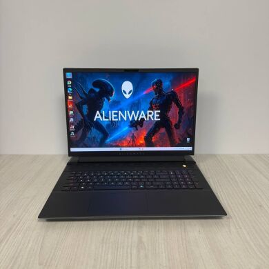 Ігровий ноутбук Dell Alienware m18 R1 / 18" (2560x1600) IPS / Intel Core i9-13900HX (24 (32) ядер по 2.2 - 5.4 GHz) / 32 GB DDR5 / 1000 GB SSD NVMe / nVidia GeForce RTX 4080, 12 GB GDDR6, 192-bit / WebCam