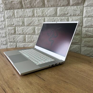 Ігровий ноутбук Б-клас Razer Blade 15 RZ09-0301 Silver / 15.6" (1920x1080) IPS / Intel Core i7-9750H (6 (12) ядер по 2.6 - 4.5 GHz) / 16 GB DDR4 / 512 GB SSD / nVidia GeForce RTX 2070 Max-Q, 8 GB GDDR6, 256-bit / WebCam