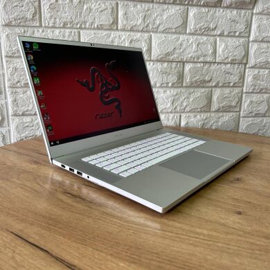 Ігровий ноутбук Б-клас Razer Blade 15 RZ09-0301 Silver / 15.6" (1920x1080) IPS / Intel Core i7-9750H (6 (12) ядер по 2.6 - 4.5 GHz) / 16 GB DDR4 / 512 GB SSD / nVidia GeForce RTX 2070 Max-Q, 8 GB GDDR6, 256-bit / WebCam