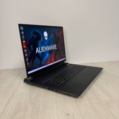Ігровий ноутбук Dell Alienware m18 R1 / 18" (2560x1600) IPS / Intel Core i9-13900HX (24 (32) ядер по 2.2 - 5.4 GHz) / 32 GB DDR5 / 1000 GB SSD NVMe / nVidia GeForce RTX 4080, 12 GB GDDR6, 192-bit / WebCam