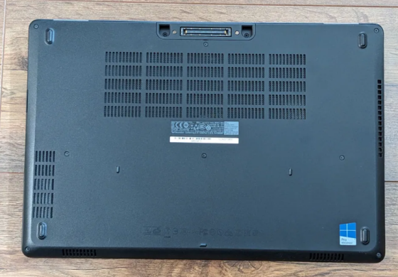 Ігровий ноутбук Б-клас Dell Latitude E5570 / 15.6" (1920x1080) IPS / Intel Core i7-6820HQ (4 (8) ядра по 2.7 - 3.6 GHz) / 8 GB DDR4 / 512 GB SSD / AMD Radeon R7 M370, 2 GB GDDR5, 256-bit / WebCam / Win 11