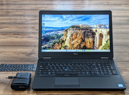 Ігровий ноутбук Б-клас Dell Latitude E5570 / 15.6" (1920x1080) IPS / Intel Core i7-6820HQ (4 (8) ядра по 2.7 - 3.6 GHz) / 8 GB DDR4 / 512 GB SSD / AMD Radeon R7 M370, 2 GB GDDR5, 256-bit / WebCam / Win 11