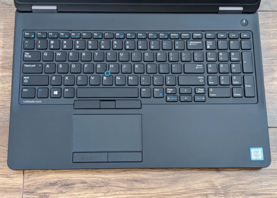 Ігровий ноутбук Б-клас Dell Latitude E5570 / 15.6" (1920x1080) IPS / Intel Core i7-6820HQ (4 (8) ядра по 2.7 - 3.6 GHz) / 8 GB DDR4 / 512 GB SSD / AMD Radeon R7 M370, 2 GB GDDR5, 256-bit / WebCam / Win 11