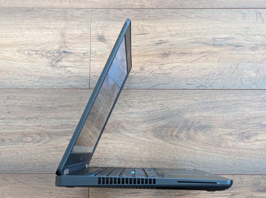 Ігровий ноутбук Б-клас Dell Latitude E5570 / 15.6" (1920x1080) IPS / Intel Core i7-6820HQ (4 (8) ядра по 2.7 - 3.6 GHz) / 8 GB DDR4 / 512 GB SSD / AMD Radeon R7 M370, 2 GB GDDR5, 256-bit / WebCam / Win 11