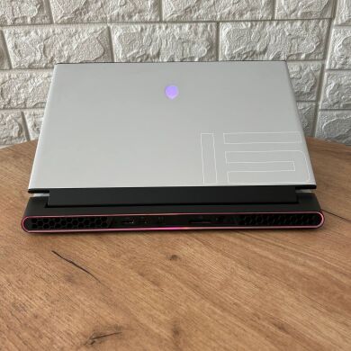Игровой ноутбук Dell Alienware m15 R4 White / 15.6" (1920x1080) IPS / Intel Core i7-10870H (8 (16) ядер по 2.2 - 5.0 GHz) / 16 GB DDR4 / 1000 GB SSD / nVidia GeForce RTX 3070, 8 GB GDDR6, 256-bit / WebCam