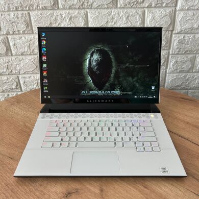 Игровой ноутбук Dell Alienware m15 R4 White / 15.6" (1920x1080) IPS / Intel Core i7-10870H (8 (16) ядер по 2.2 - 5.0 GHz) / 16 GB DDR4 / 1000 GB SSD / nVidia GeForce RTX 3070, 8 GB GDDR6, 256-bit / WebCam