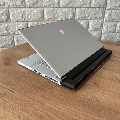 Игровой ноутбук Dell Alienware m15 R4 White / 15.6" (1920x1080) IPS / Intel Core i7-10870H (8 (16) ядер по 2.2 - 5.0 GHz) / 16 GB DDR4 / 1000 GB SSD / nVidia GeForce RTX 3070, 8 GB GDDR6, 256-bit / WebCam