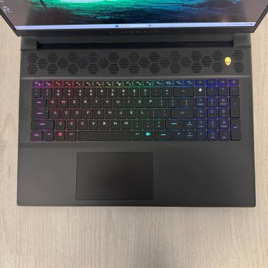 Ігровий ноутбук Dell Alienware m18 R1 / 18" (1920x1200) IPS / AMD Ryzen 9 7845HX (12 (24) ядер по 3.0 - 5.2 GHz) / 32 GB DDR5 / 1000 GB SSD NVMe / nVidia GeForce RTX 4070, 8 GB GDDR6, 128-bit / WebCam Ігровий ноутбук Dell Alienware m18 R1 / 18" (1920x1200) IPS / AMD Ryzen 9 7845HX (12 (24) ядер по 3.0 - 5.2 GHz) / 32 GB DDR5 / 1000 GB SSD NVMe / nVidia GeForce RTX 4070, 8 GB GDDR6, 128-bit / WebCam