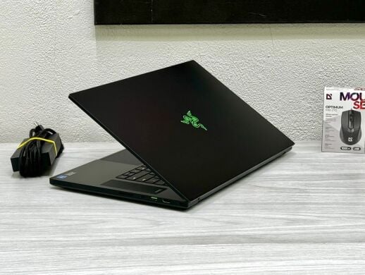 Игровой ноутбук Б-класс Razer Blade RZ09-0406 / 17.3" (1920x1080) IPS / Intel Core i7-11800H (8 (16) ядер по 2.3 - 4.6 GHz) / 16 GB DDR4 / 1000 GB SSD / nVidia GeForce RTX 3060, 6 GB GDDR6, 192-bit / Win 11 Home